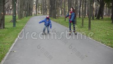 男孩和女孩骑着旱冰车和滑板在秋天的公园里